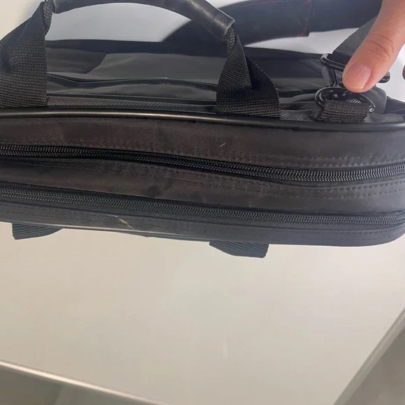 Targus Two-Tone Laptop Bag - Picture 4 of 11